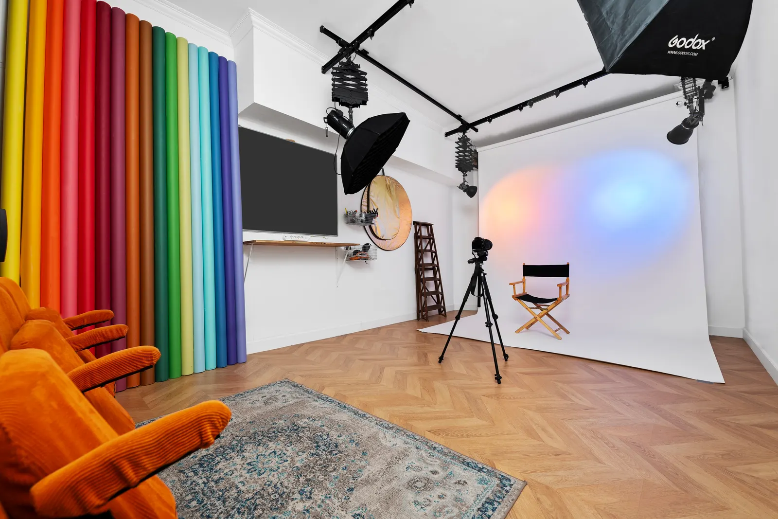 Plateau photo avec fond blanc tendu et rangement de fonds papier colorés