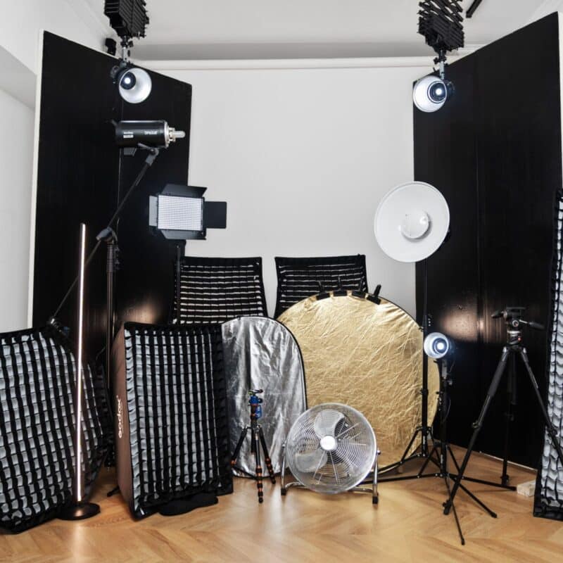 Équipement photo professionnel du Studio Honoré Paris : flashs Godox, softboxes, réflecteurs, beauty dish et accessoires