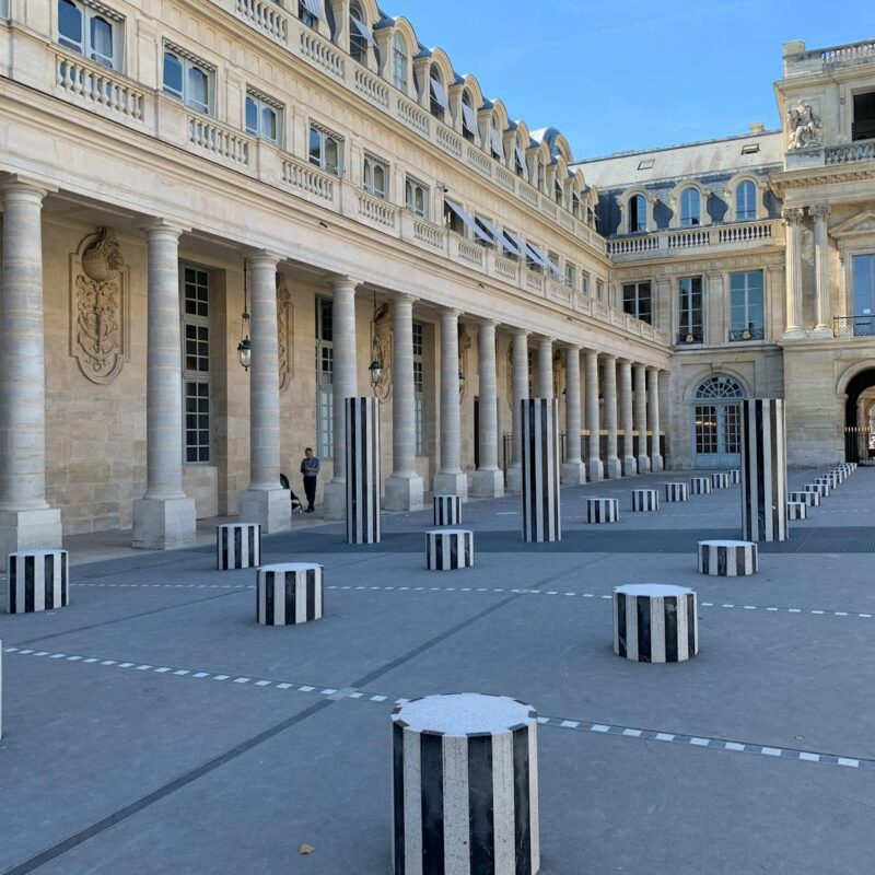Colonnes de Buren au Palais Royal, lieu emblématique pour un shooting mode à Paris